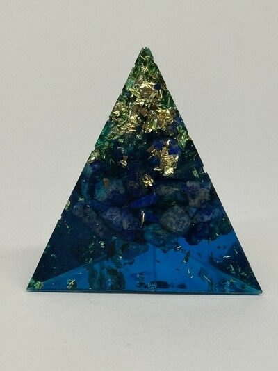 Pyramide bleu et or