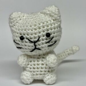 Peluche chat en crochet blanc – Fait main