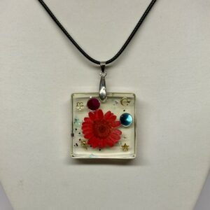 Pendentif carré jaune avec fleur rouge