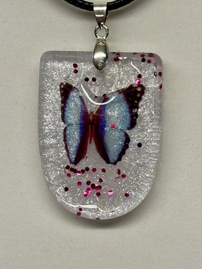 Pendentif demi rond papillon