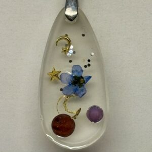 Pendentif forme goutte d’eau avec deux pastilles roses