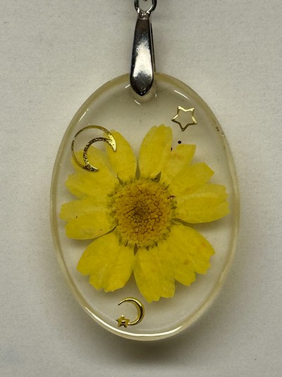 Pendentif fleur jaune ovale