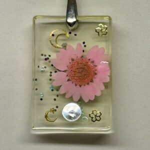 Pendentif rectangulaire transparent jaune avec fleur rose