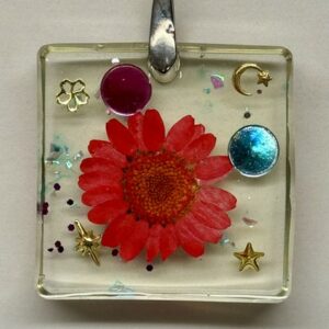 Pendentif carré jaune avec fleur rouge