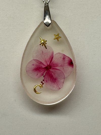 Pendentif ovale fleur or