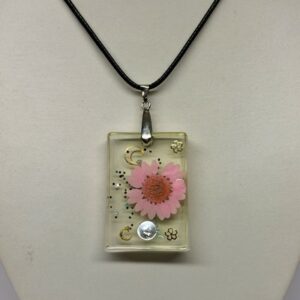 Pendentif rectangulaire transparent jaune avec fleur rose