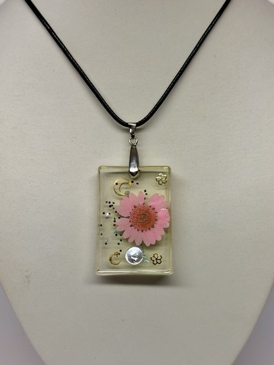 pendentif rectangulaire fleur rose