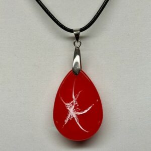 Pendentif ovale rouge avec incrustation blanche en forme d’étoile de mer