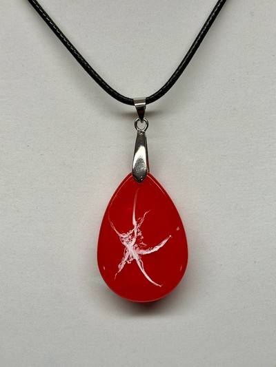 Pendentif resine rouge