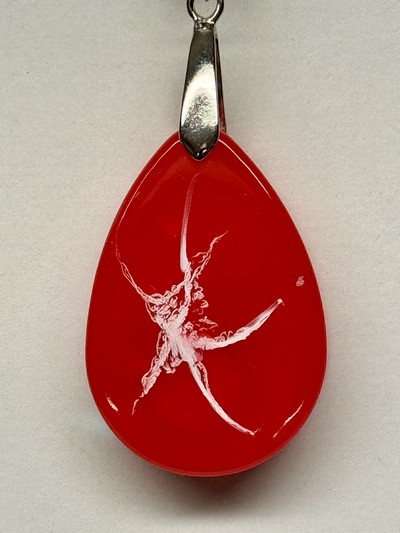 Pendentif rouge